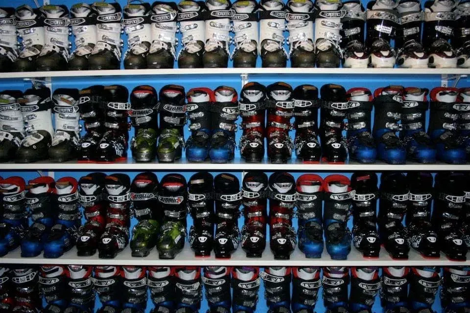 Botas de esquí de alquiler en la tienda de SkiClass en Vielha