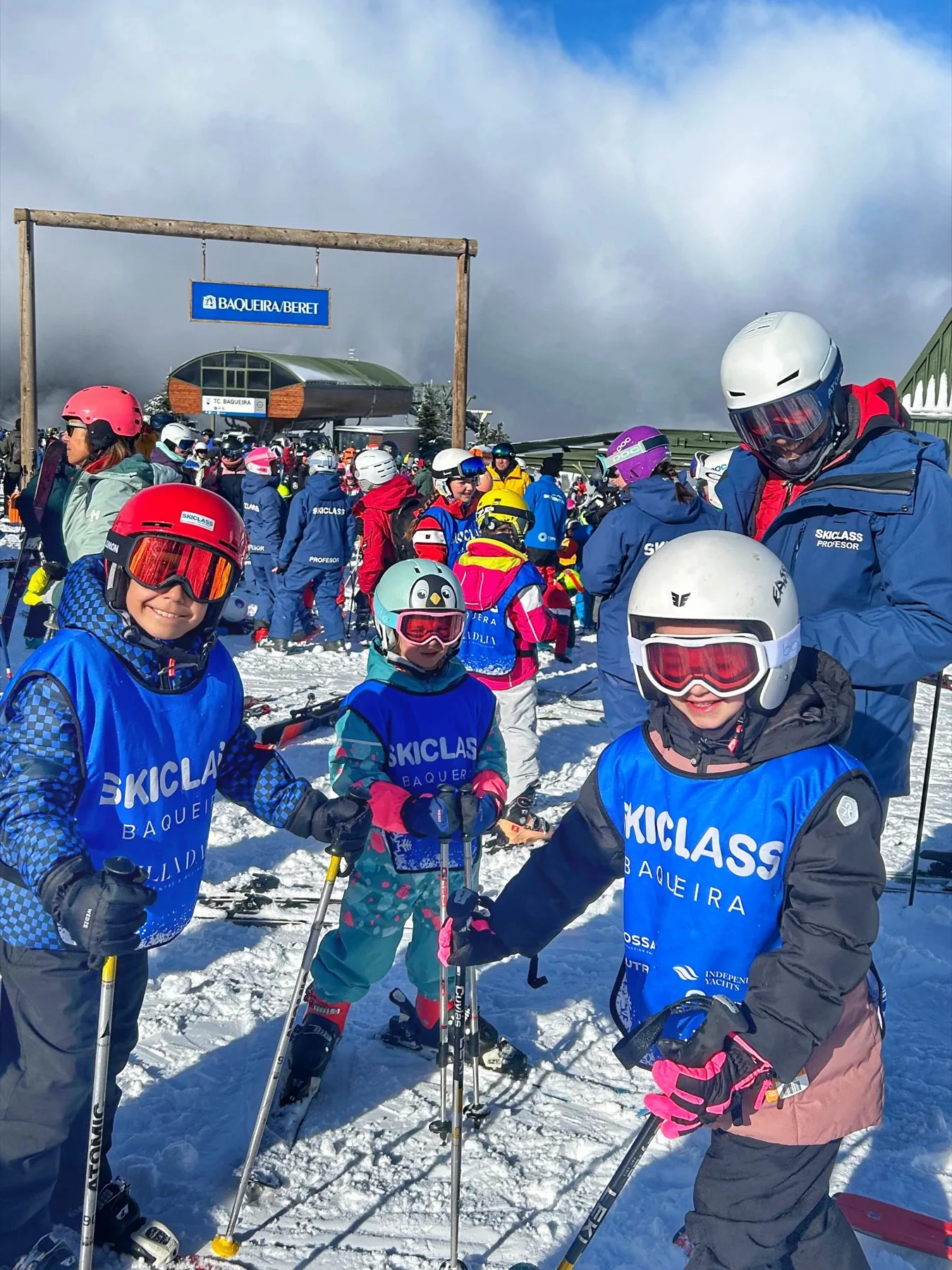 Children from the SkiClass ski course in the starting area of Baqueira-Beret