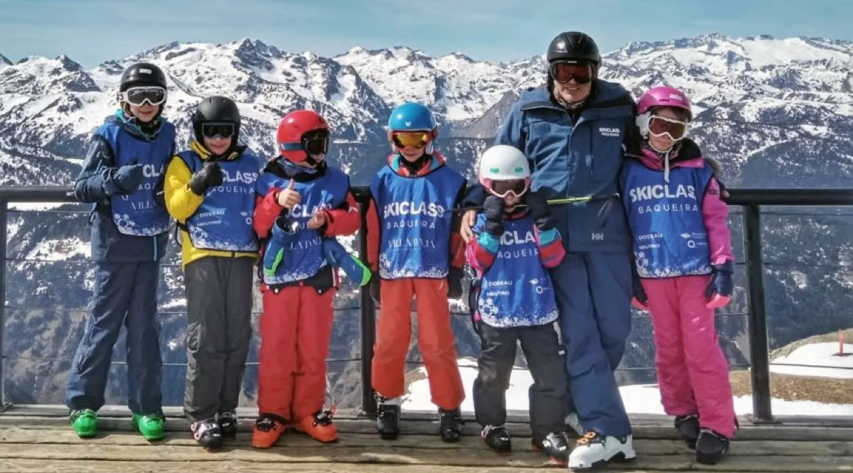 Grupo de niños del cursillo de esquí de SkiClass con su profesor en Baqueira