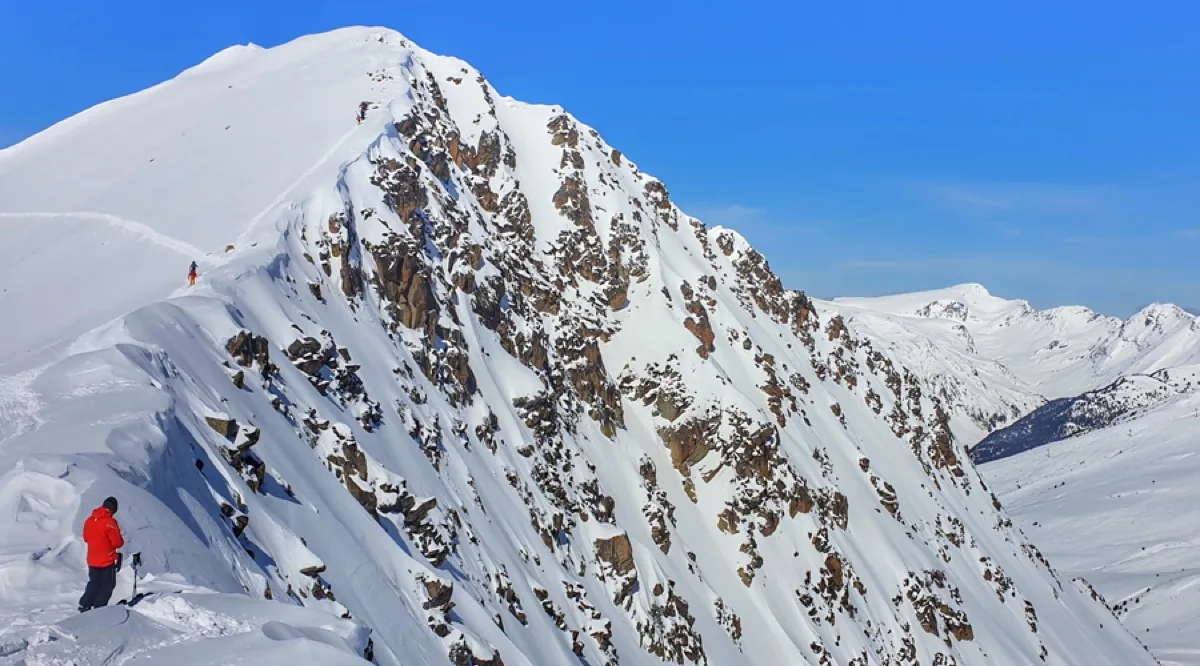 Skieur freeride sur une crête enneigée de Baqueira