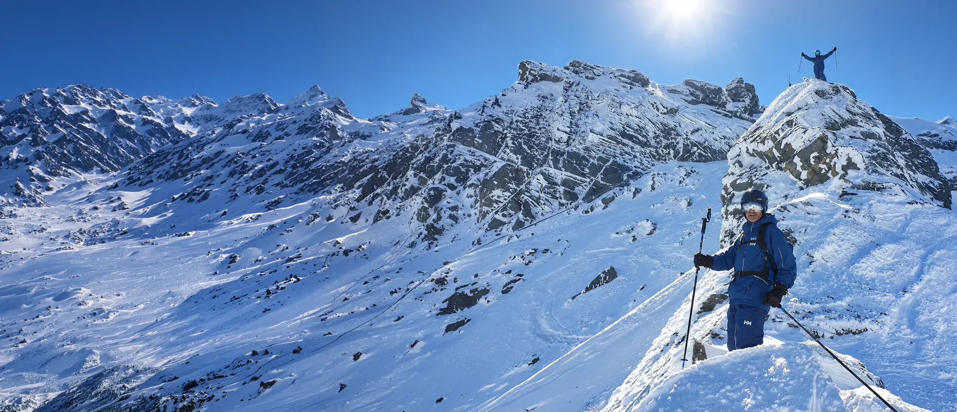 Panorámica de las crestas nevadas de Baqueira con un profesor de freeride de SkiClass
