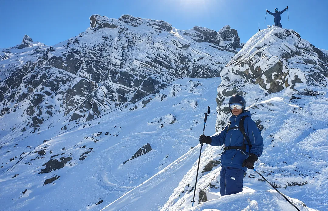 Moniteur de freeride SkiClass sur une crête hors-piste de Baqueira