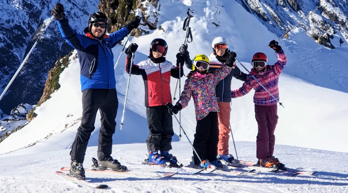 Familia esquiando junta con su profesor de SkiClass en Baqueira