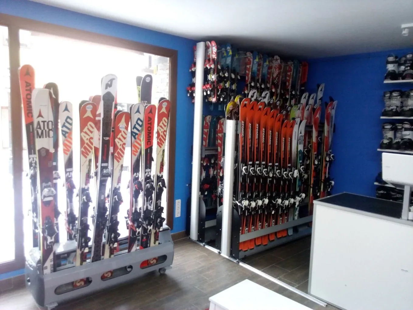 Interior de la tienda de alquiler de esquís de SkiClass en Vielha